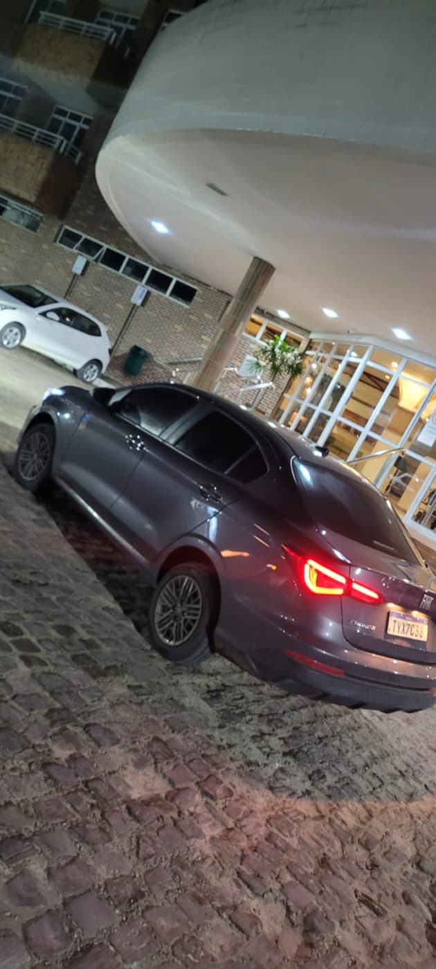 Fiat Cronos em embarque noturno