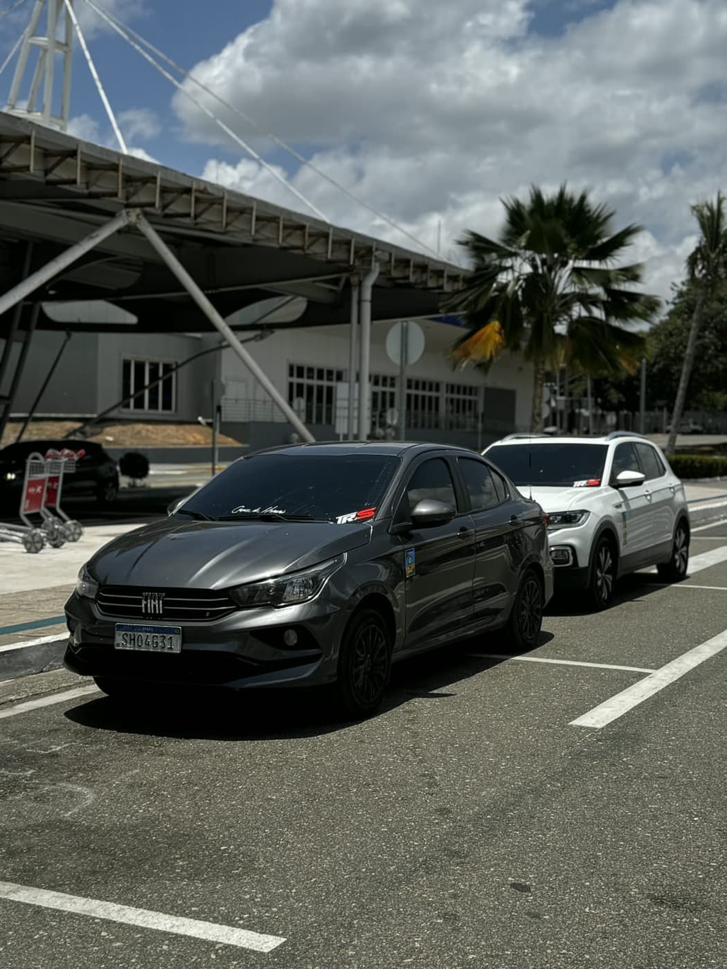 Fiat Cronos e T-Cross em estacionamento
